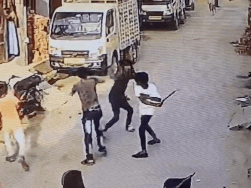 मेरठ में मर्डर का CCTV वायरल:बीच सड़क दो पक्षों में जमकर चले चाकू और चैन, मारपीट में हुई युवक की हत्या