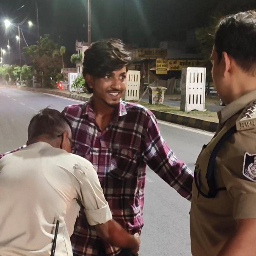 रतलाम पुलिस ने दो युवकों को चाकू के साथ पकड़ा:आधी रात को बेवजह घूमने वालों पर कार्रवाई, कई बाइकों के काटे चालान