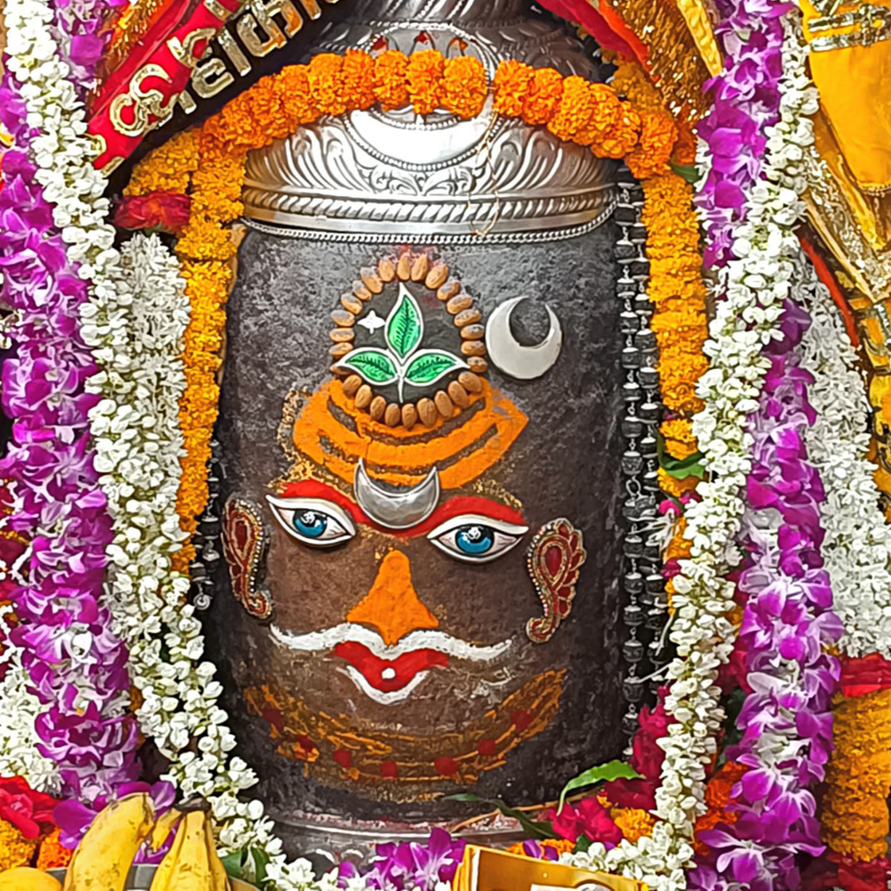 मंगलवार भस्म आरती दर्शन:त्रिपुण्ड धारी भगवान महाकाल का पंचामृत अभिषेक पूजन और भस्म अर्पित कर राजा स्वरूप श्रृंगार