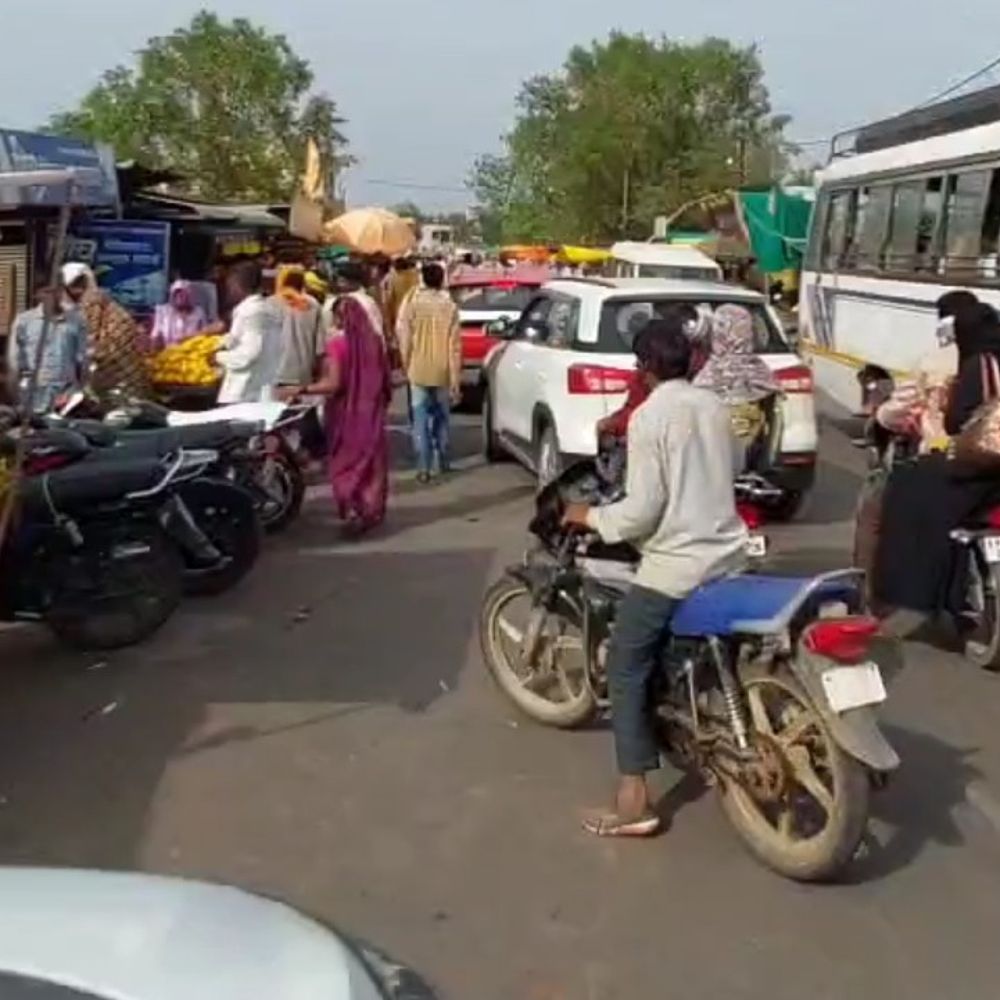 हाईवे किनारे लगने वाले साप्ताहिक बाजार हटेंगे:रोड में लग रहा ट्रैफिक जाम; SDM बोले- जल्द दूसरे जगह शिफ्ट करेंगे