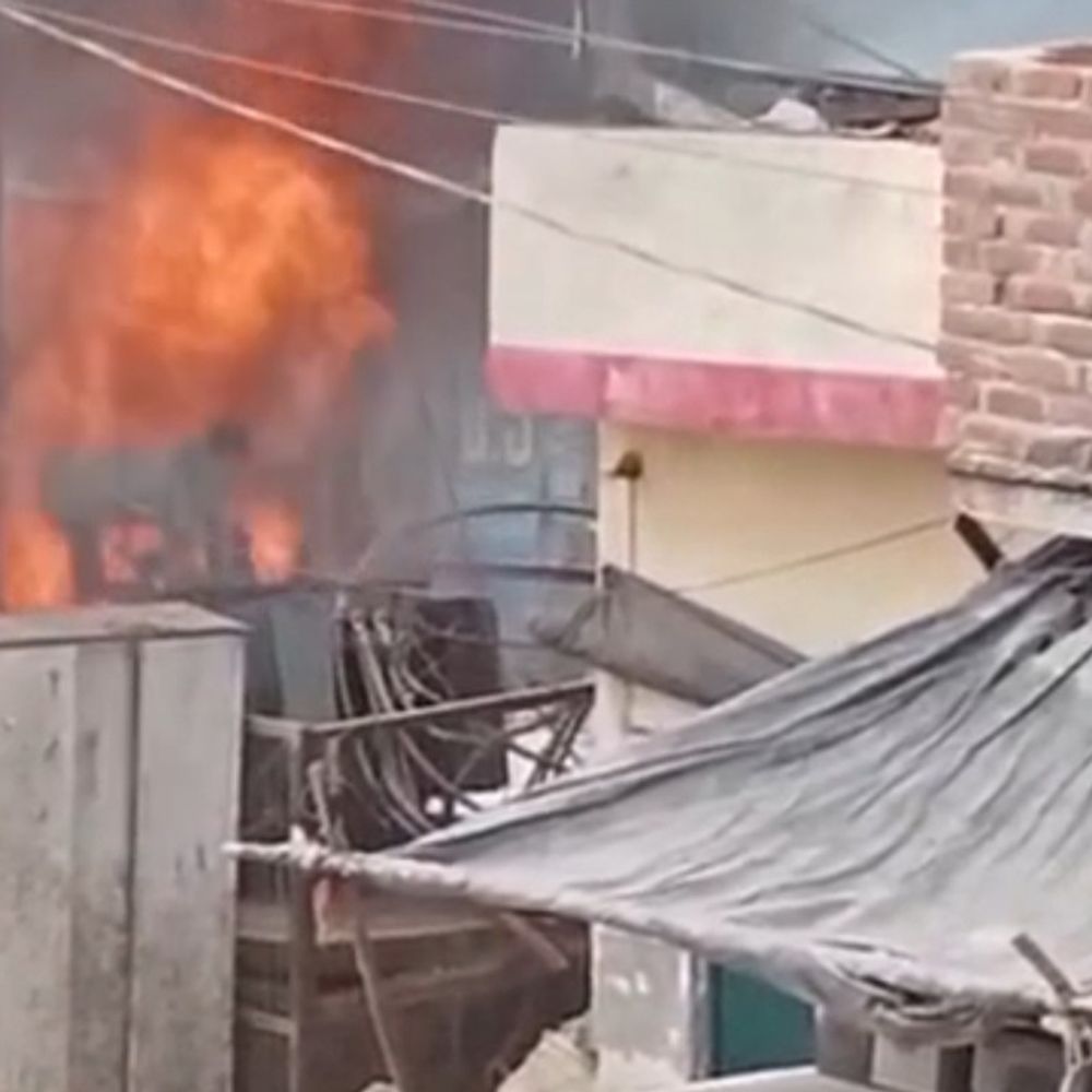 बदायूं में ट्रांसफार्मर में लगी आग:6-7 हजार की आबादी बिजली के बिना, शाम तक सप्लाई बहाल होने की उम्मीद