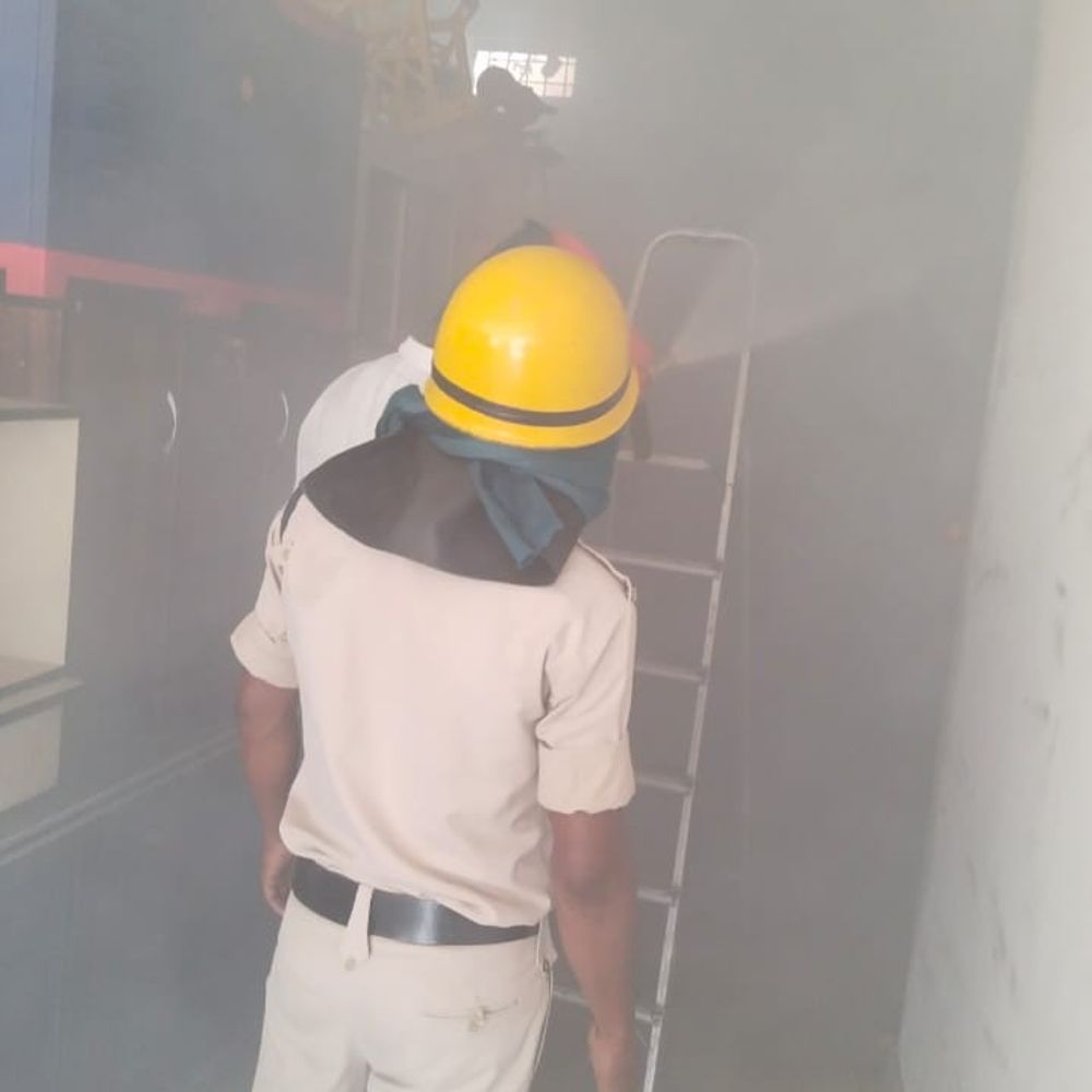 सूरजपुर के फर्नीचर शोरूम में लगी आग:कड़ी मशक्कत के बाद फायर ब्रिगेड ने पाया काबू, शॉर्ट-सर्किट की आशंका