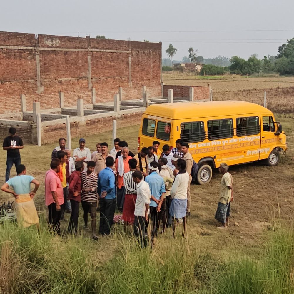 स्कूल बस ने बाइक सवार को रौंदा, भाई-बहन की मौत:रिश्तेदारी से लौट रहे थे दोनों, गाड़ी खाई में गिरी