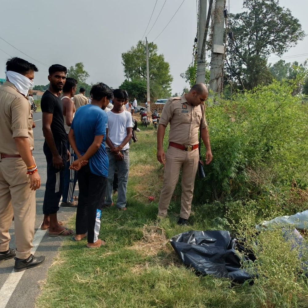 बिजनौर में सड़क किनारे मिला युवक का शव:हत्या और हादसे के एंगल से पुलिस कर रही जांच