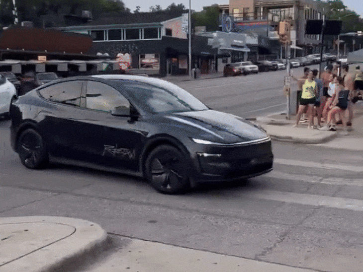 टेस्ला रोबोटैक्सी सर्विस 22 जून से शुरू हो सकती है:अमेरिका की सड़कों पर दिखी ड्राइवरलेस ईवी, मस्क बोले- फैक्ट्री से कस्टमर के घर खुद पहुंचेगी