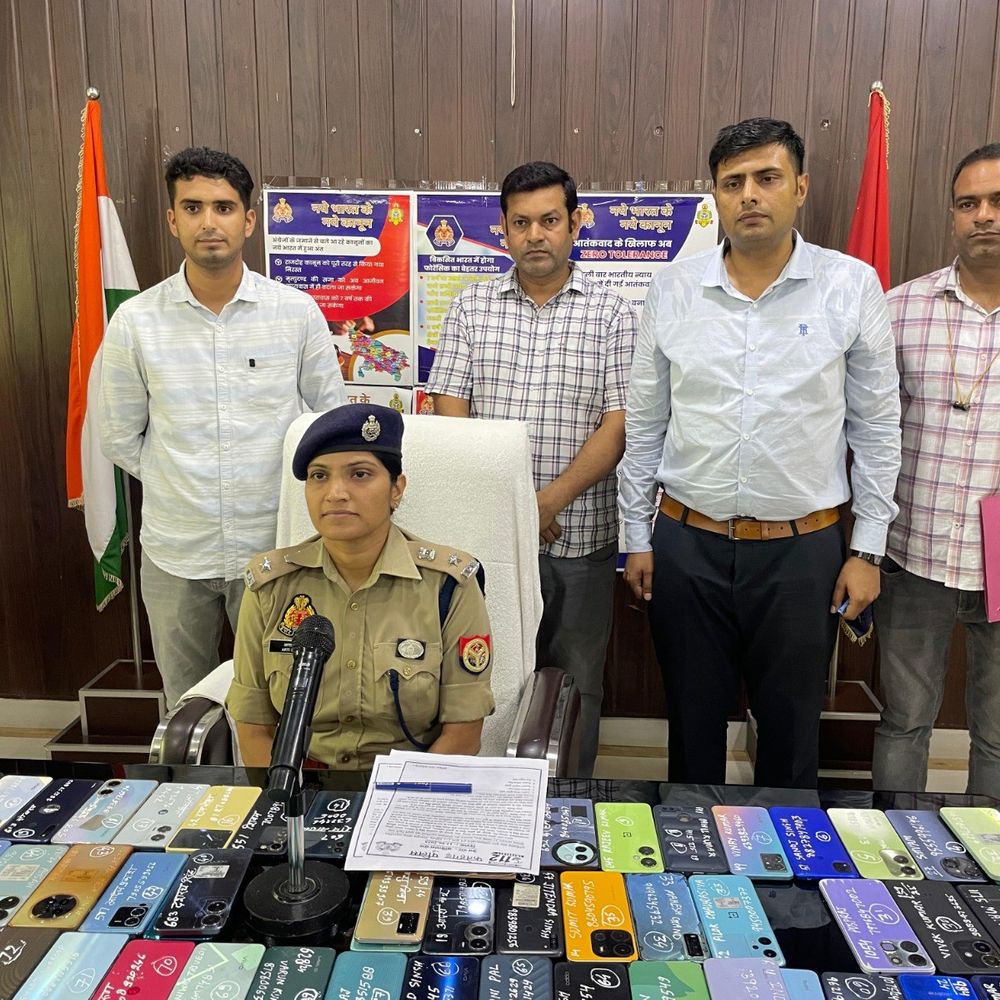 फर्रुखाबाद सर्विलांस टीम ने बरामद किया 151 खोया फोन:33 लाख बताया कीमत, एसपी ने मालिकों को सौंपा