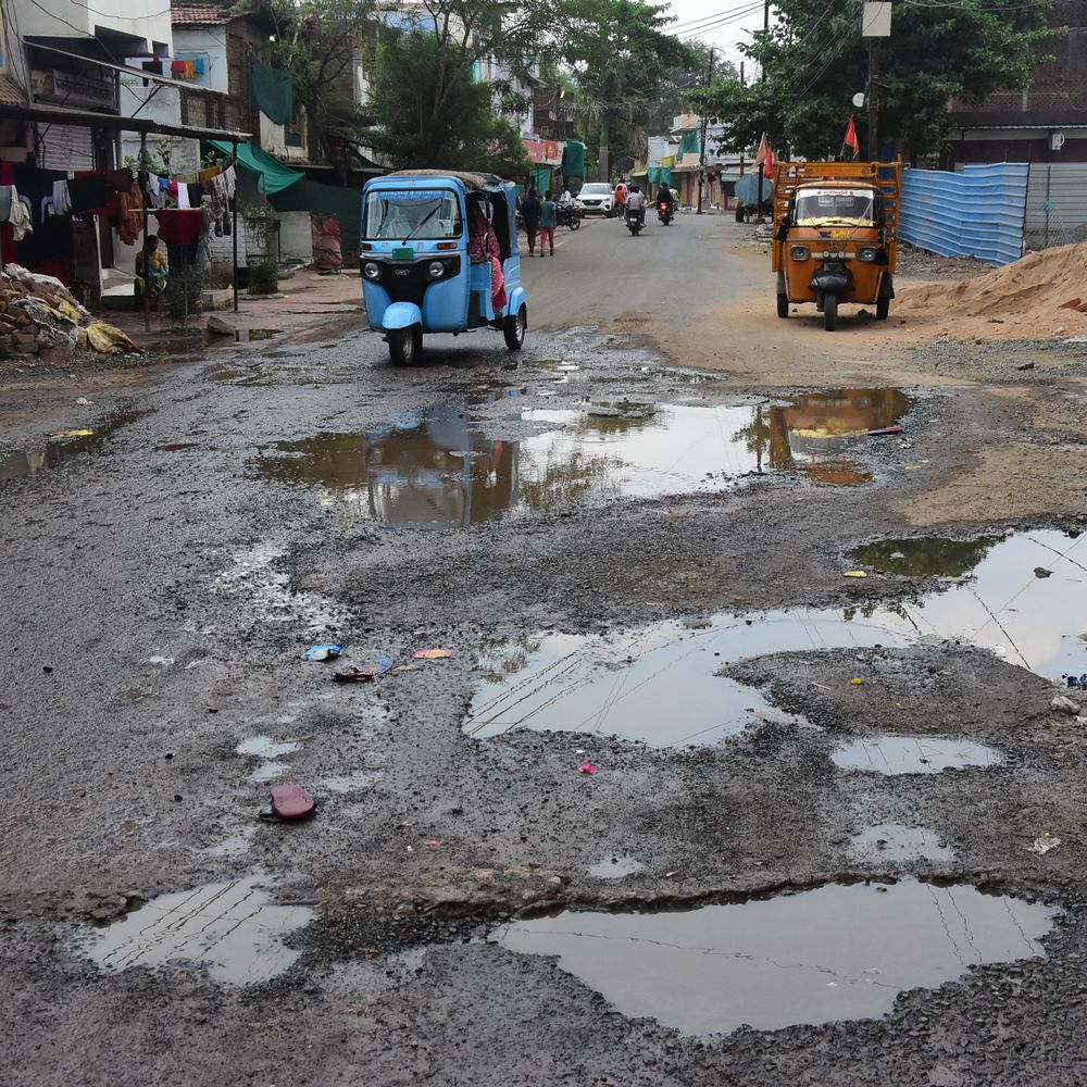 सड़कों की अब तक मरम्मत शुरू नहीं हुई, जगह-जगह गड्‌ढे, बारिश में बनेंगे मुसीबत