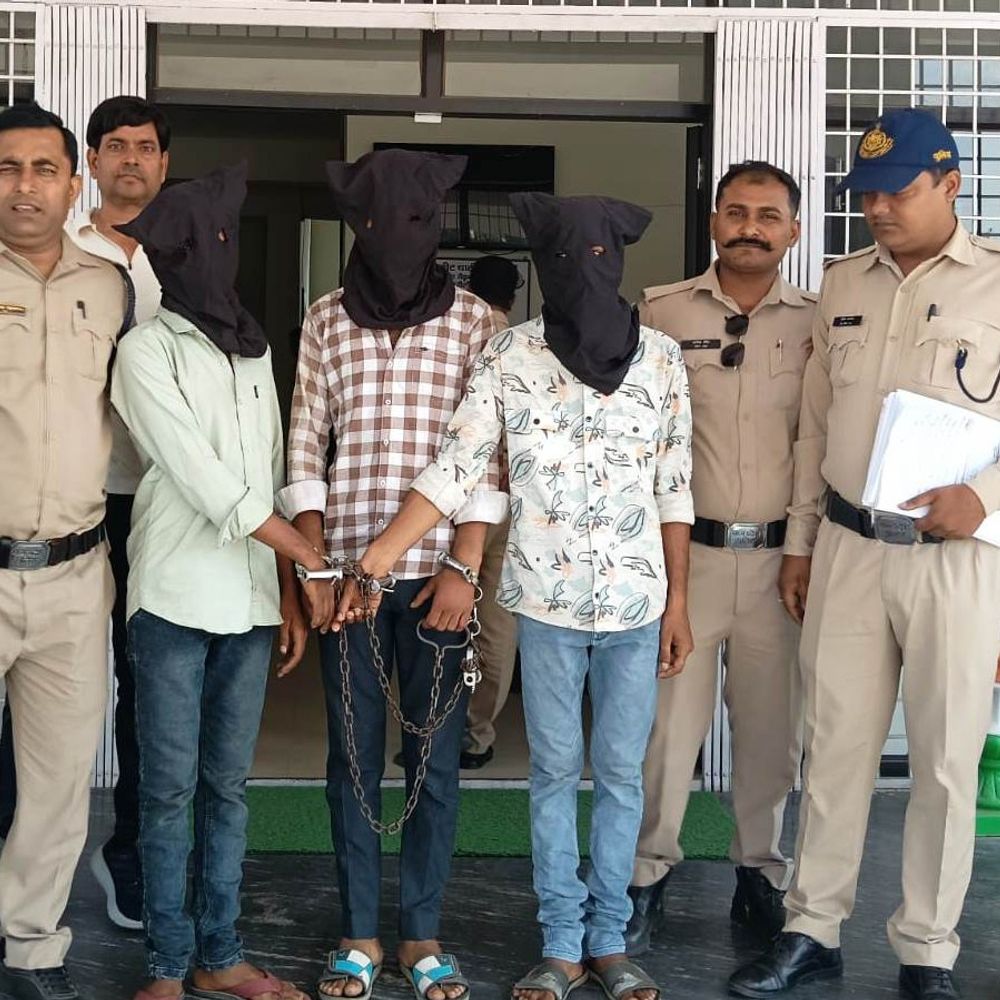 शराब पार्टी में मारपीट, भागते वक्त पेड़ से टकराई बाइक:सिंगरौली में सीसीटीवी और पीएम रिपोर्ट से खुलासा, पुलिस ने तीन को किया गिरफ्तार