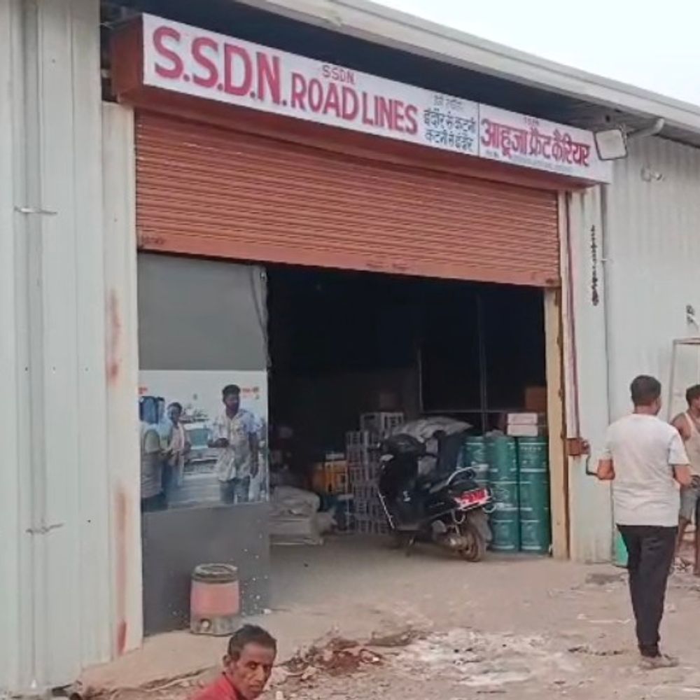 कटनी में जीएसटी टीम का जय रोड लाइंस पर छापा:किराने के सामान से भरे दो ट्रक जब्त, टैक्स चोरी का अनुमान