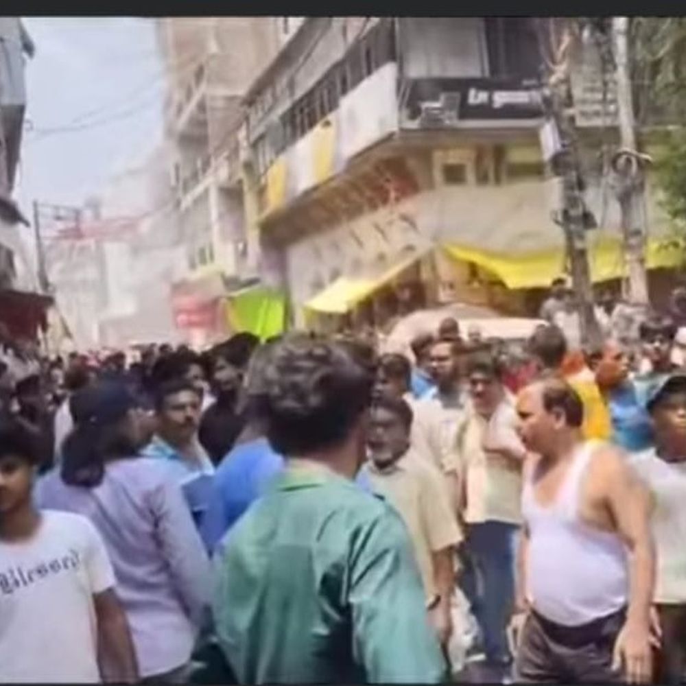 सब्जी मंडी में कपड़े की दुकान में लगी आग:रंगीला गारमेंट्स के गोदाम में लगी आग, लाखों के कपड़े जले