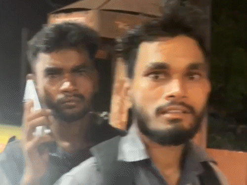 मनचलों ने युवती से पूछा- पब चलोगी क्या, VIDEO:कोरबा में युवती ने बाइक रुकवाकर हड़काया, बोली- लड़की छेड़ते हो, माफी मांगते रहे लड़के