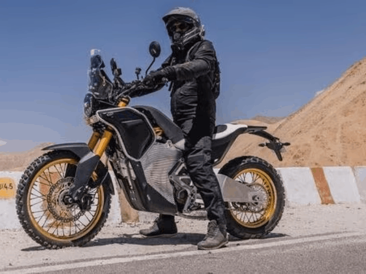 18,380 फीट की ऊंचाई पर हिमालयन इलेक्ट्रिक की टेस्टिंग:हिमालयन 750 भी लद्दाख में दिखी, 2026 में लॉन्च हो सकती है दोनों बाइक्स
