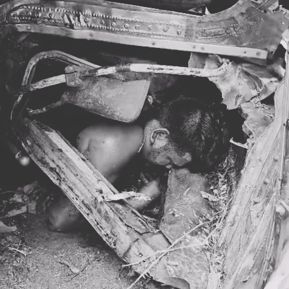 मंडला में खाली ट्रक पलटा, ड्राइवर फंसा:जेसीबी की मदद से निकाला, जिला अस्पताल में भर्ती