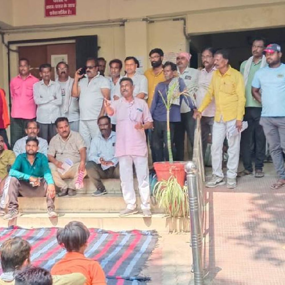 लखनऊ के जोन- 6 पर कर्मचारियों का प्रदर्शन:जोनल अधिकारी के खिलाफ नारेबाजी, कार्रवाई की कर रहे मांग