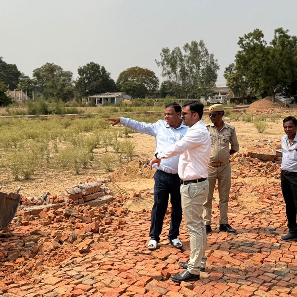 दुबग्गा में चला एलडीए का बुलडोजर:5 अवैध प्लाटिंग ध्वस्त; मोहनलालगंज में अवैध निर्माण पर लगी सील