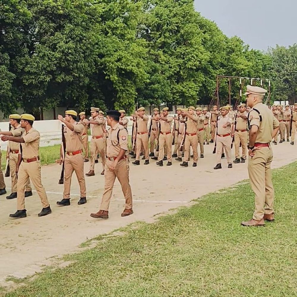 हरदोई में एसपी का निरीक्षण:पुलिस लाइन में परेड का जायजा, फिटनेस और अनुशासन पर दिया जोर