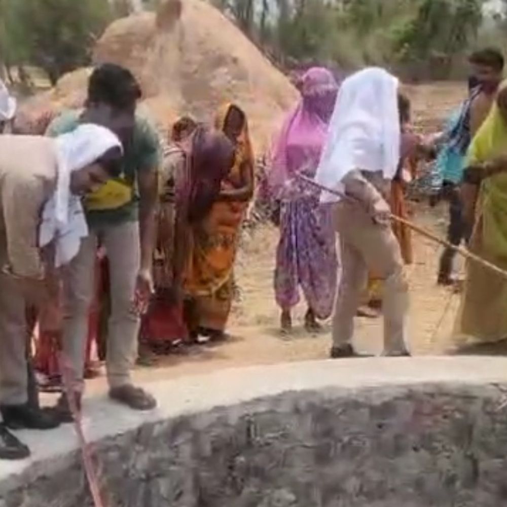 ललितपुर में जमीन विवाद में कुएं में कूदी महिला:सिपाही ने बचाई जान, एसपी ने किया सम्मानित