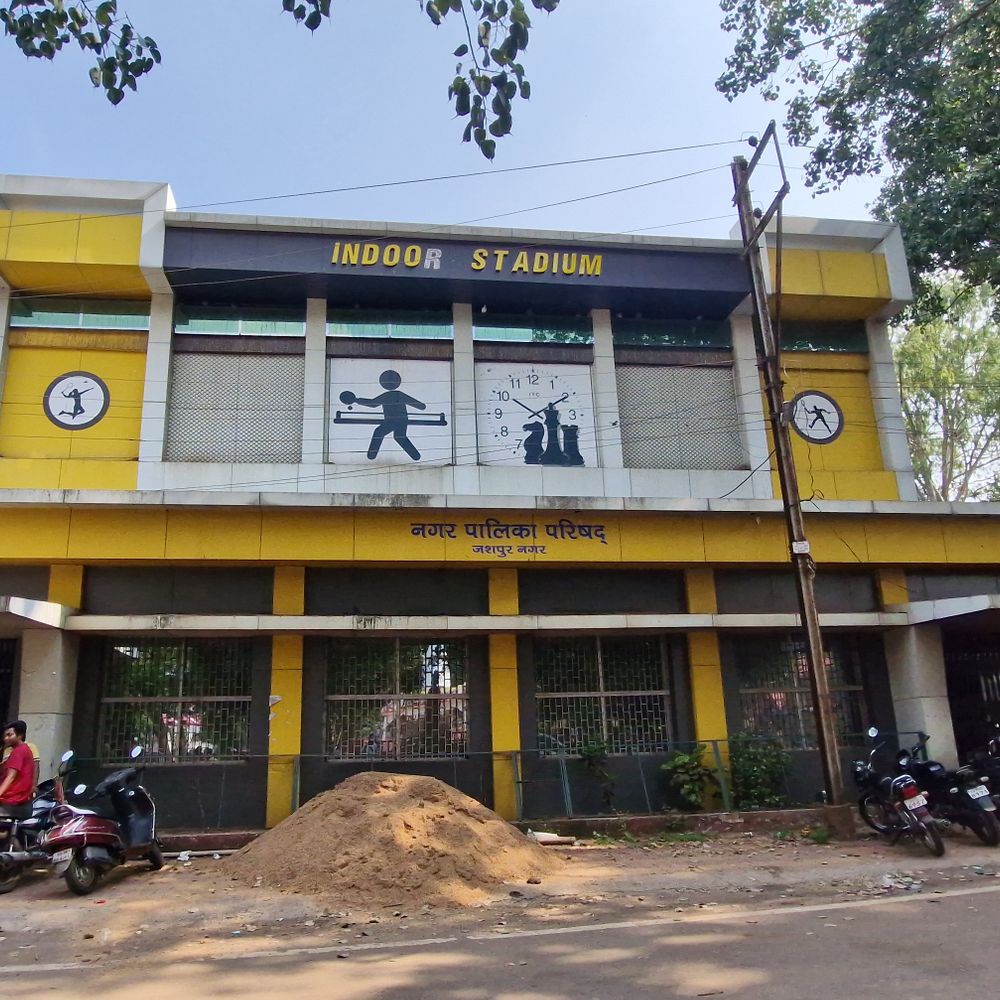 बैडमिंटन स्टेडियम को तोड़कर बनेगा पर्वतारोहण प्रशिक्षण केंद्र:जशपुर में 25 साल पुराने इंडोर कोर्ट को उखाड़ा, खिलाड़ियों में नाराजगी