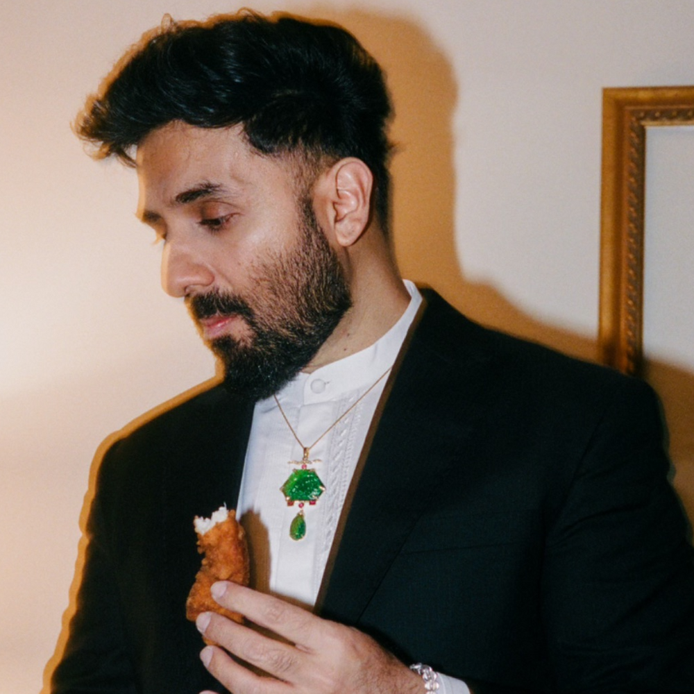 कॉमेडियन वीर दास ने एयर इंडिया को बताया बेस्ट:अहमदाबाद हादसे के बाद क्रू को किया सपोर्ट, हाल ही में खराब सर्विस पर लगाई थी लताड़