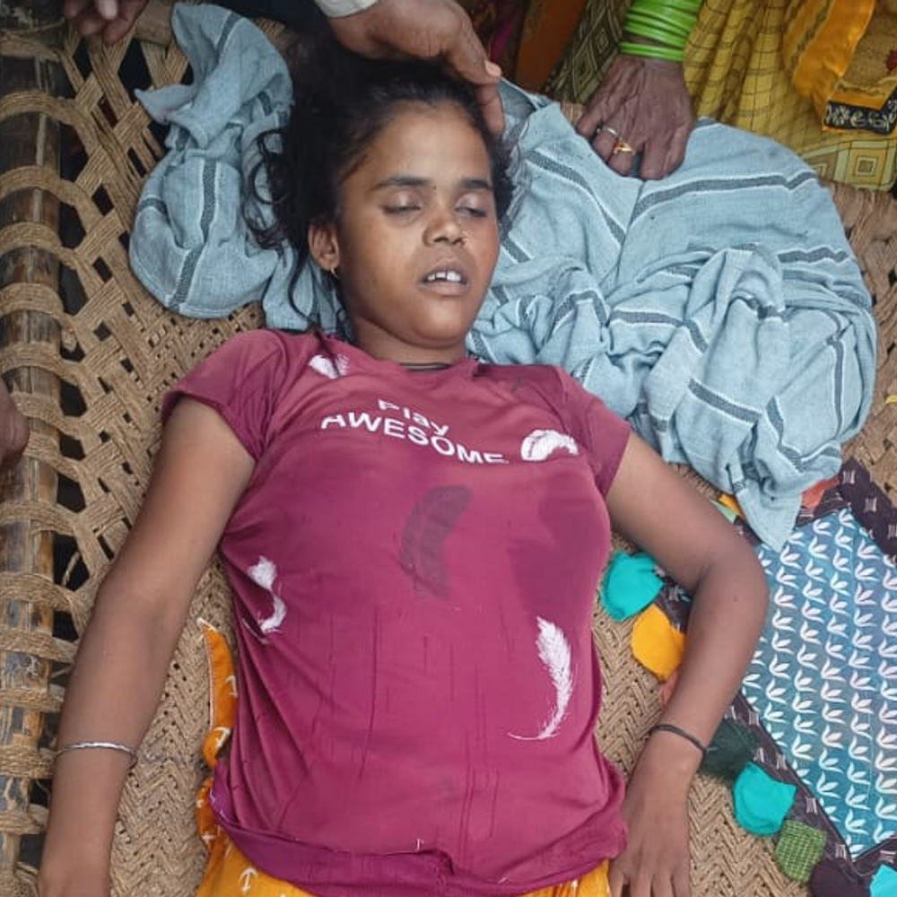 आगरा में आकाशीय बिजली से युवती की मौत:खेत पर काम करने जा रही थी युवती, शव को पोस्टमार्टम के लिए भेजा