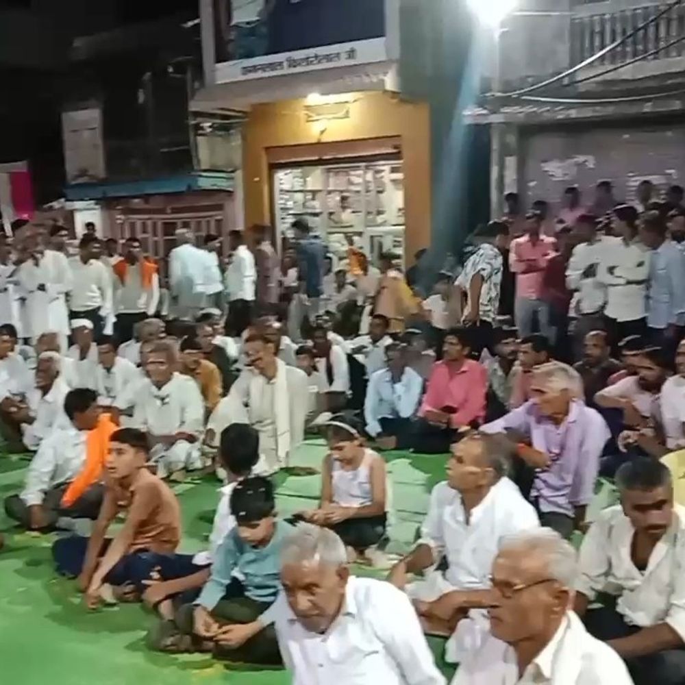 4 जिलों की 95 झंडा मंडलियों का मोहना में मिलन:खेड़ापति हनुमान मंदिर में रात भर चले भजन-कीर्तन, 3 हजार से ज्यादा भक्तों ने लिया प्रसाद