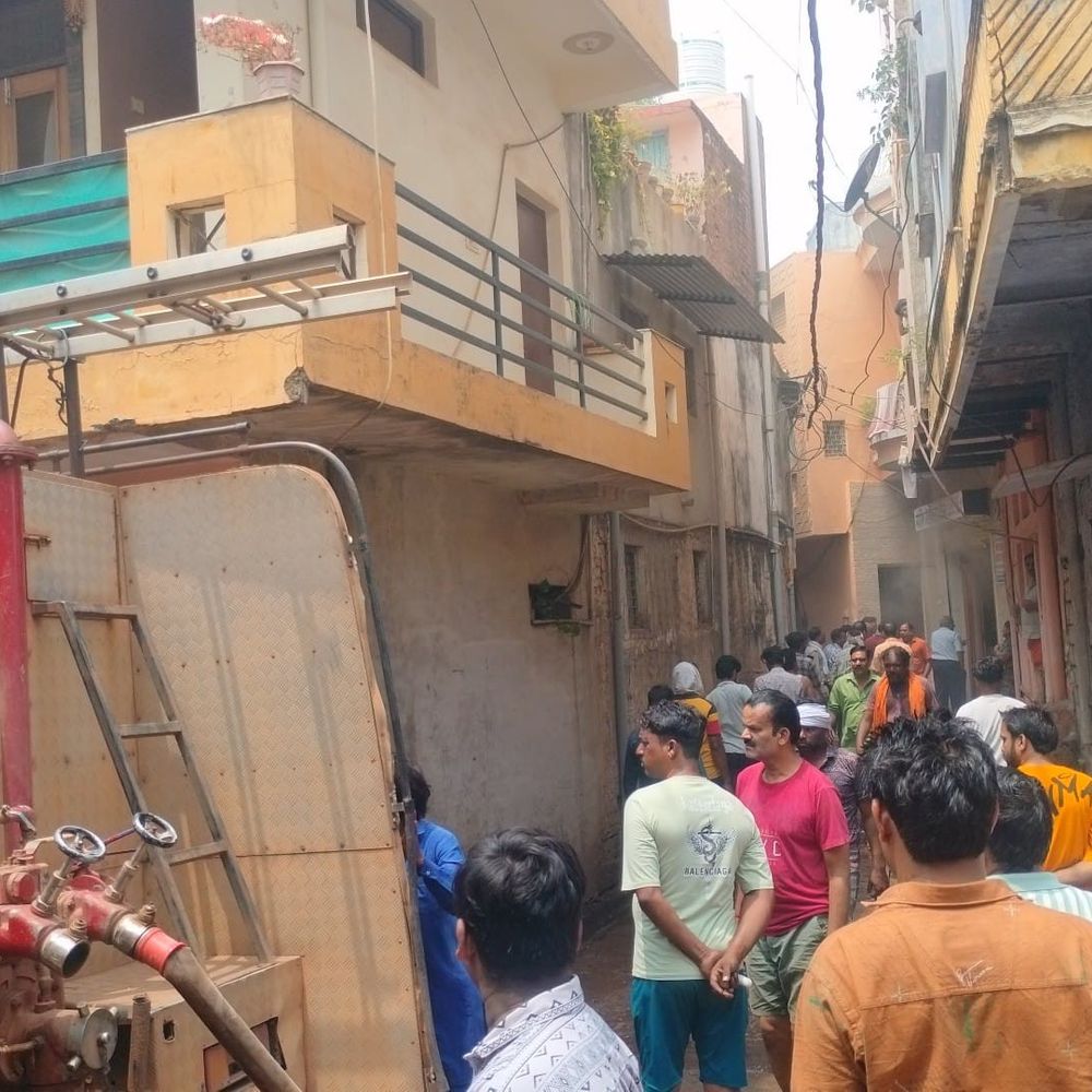 शिवपुरी में मेडिकल एजेंसी के गोदाम में लगी आग:ढाई घंटे की मशक्कत के बाद काबू, दवाएं और मेडिकल सामान जलकर राख