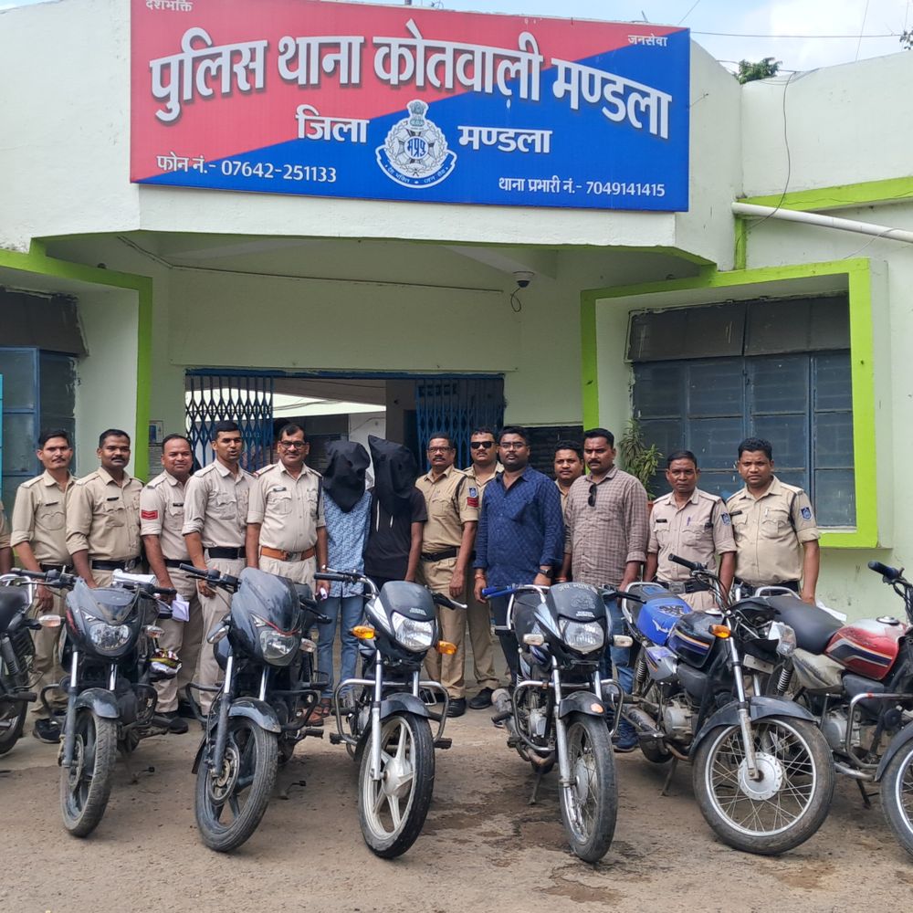 मंडला में बाइक चोर गिरोह के 2 आरोपी गिरफ्तार:5 लाख के 8 वाहन जब्त, 2 नाबालिग पकड़े