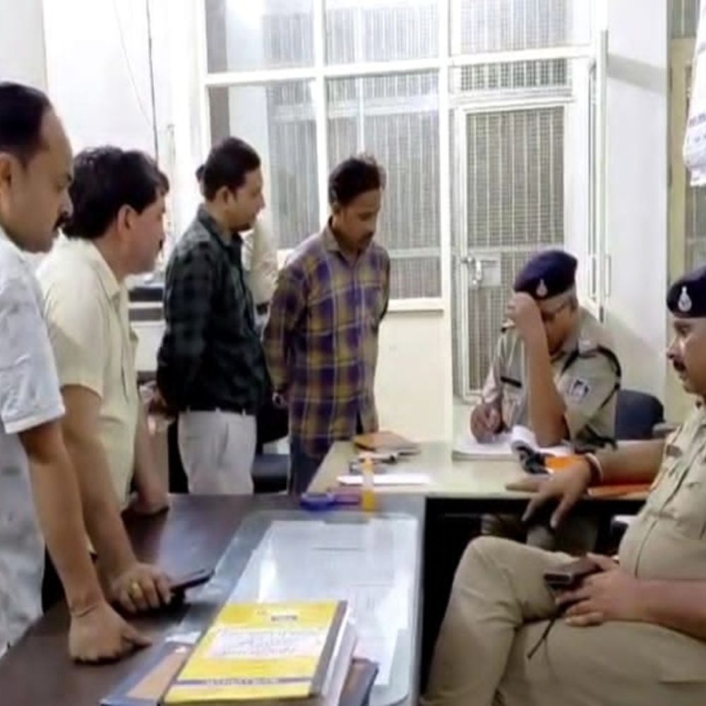 सराफा कारोबारी से लूट के दो संदेही पकड़े:CCTV फुटेज से मिले बदमाशों के चेहरे, मुरैना की गैंग ने रैकी कर की थी 9 लाख की लूट