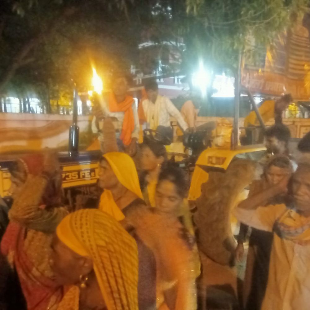 शिवपुरी में रात में आदिवासियों का कलेक्ट्रेट पर प्रदर्शन:कहा- 15 दिन से ट्रांसफॉर्मर खराब, पानी के लिए 2km जाना पड़ रहा; विधायक ने दिया आश्वासन