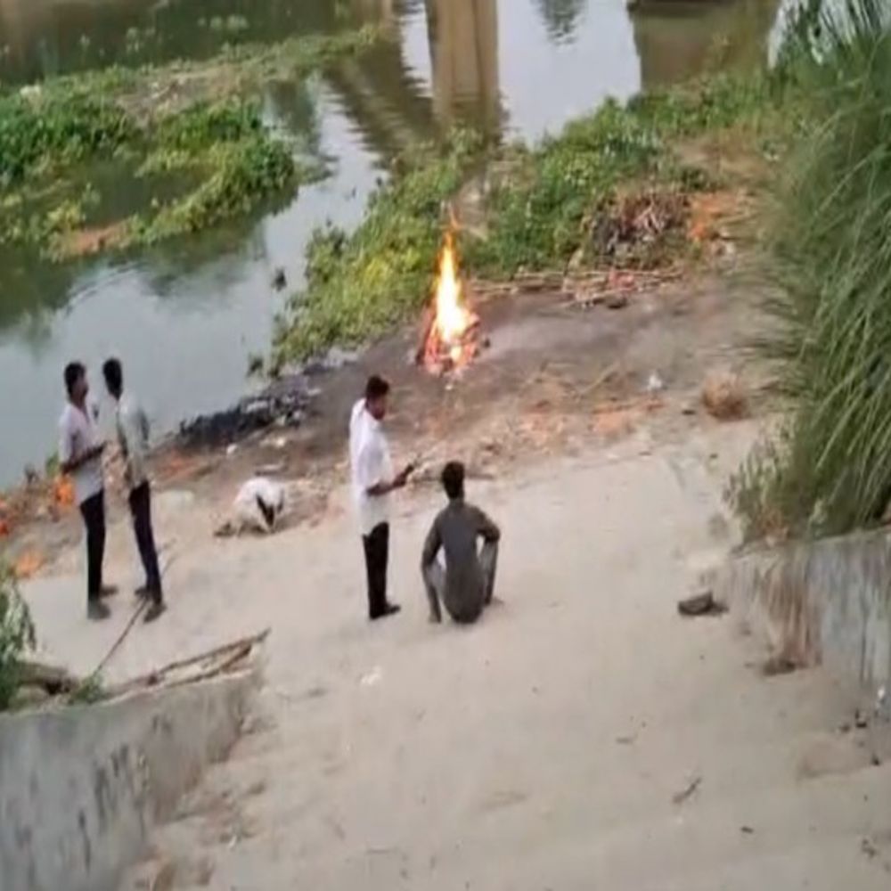 मासूम के सामने हुआ मां का अंतिम संस्कार:दहेज की खातिर विवाहिता की हत्या का आरोप, पति समेत 4 पर केस