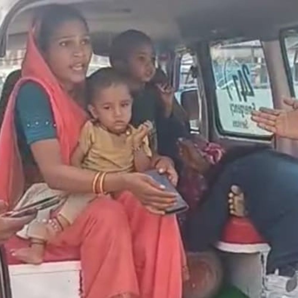 ललितपुर में सांप के काटने से महिला की मौत:बच्चों के सात बिस्तर पर सोई थी, उठी तो दो सांप एक साथ दिखे