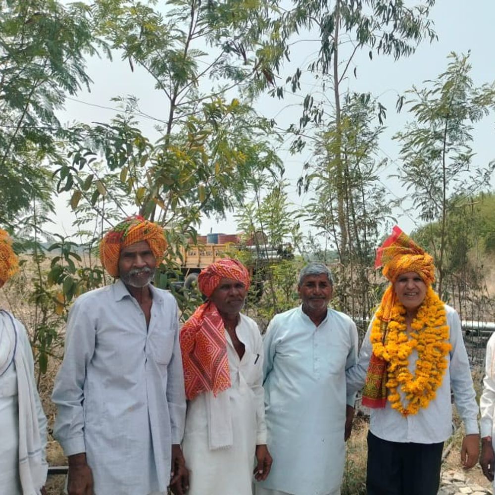 सीहोर के नई चंदेरी में नलकूप खनन:430 फीट पर निकला पानी; लोगाें ने बांटी मिठाई, बोले- पेयजल समस्या से राहत मिलेगी