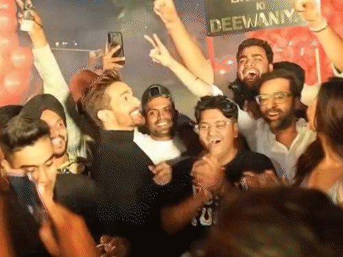 हर्षवर्धन राणे की फिल्म के सेट पर हुआ हादसा:हीलियम गुब्बारे फटने से अफरा-तफरी मची, एक्टर ने कहा- शुक्र है सभी सुरक्षित हैं