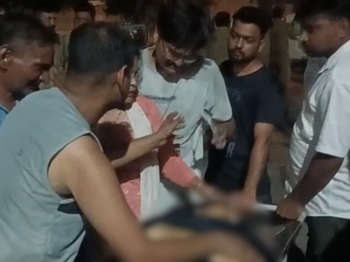 हाथरस DM के ड्राइवर की बेटी का मर्डर:मां के साथ शॉपिंग से लौट रही थी, बाइक सवारों ने मारी गोली