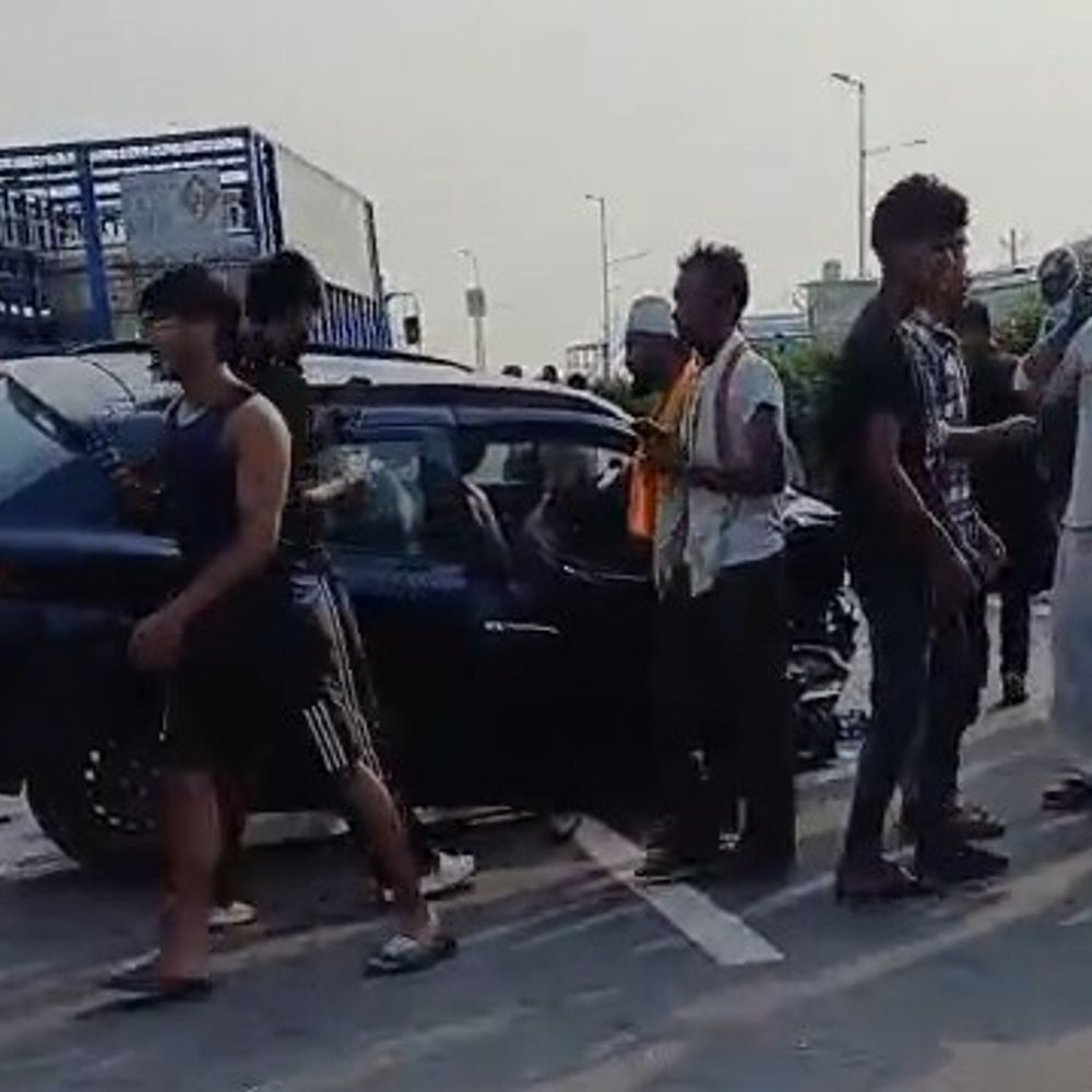 NH-9 पर बाइक से बचने के चक्कर में पलटी कार:दूसरी लेन में जाकर दो कारों से टकराई, 11 लोग घायल