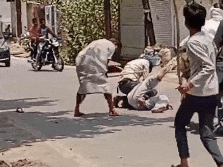 चाचा ने बेटों के साथ मिलकर भतीजे को पीटा:टीकमगढ़ में किराने की दुकान के विवाद में चले लाठी और डंडे