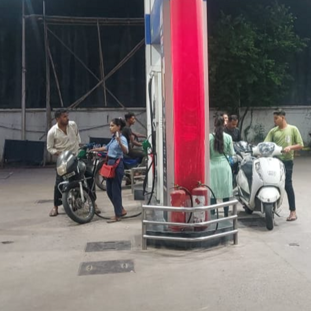 छिंदवाड़ा में अब बिना हेलमेट नहीं मिलेगा पेट्रोल:नियम तोड़ने पर फव्वारा चौक-मानसरोवर कॉम्प्लेक्स स्थित पेट्रोल पंप पर हुई कार्रवाई