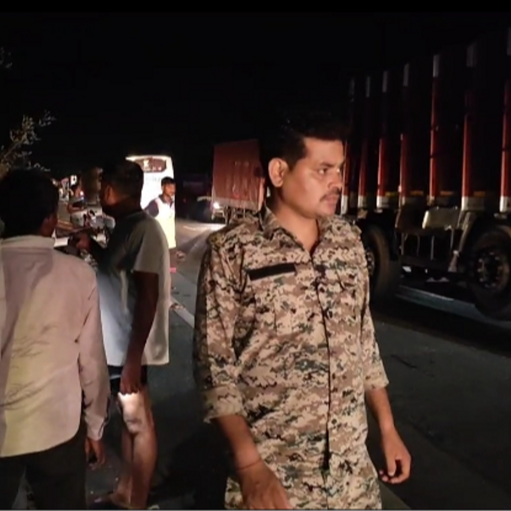 हाईवे पर बिजली पोल तोड़कर खाई में पलटा लोडिंग वाहन:भिंड के NH 719 पर हादसा; दो घायल, पोल टूटकर सड़क पर गिरा
