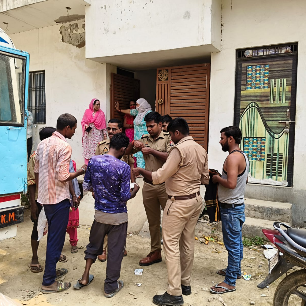 लखनऊ पुलिस ने पेश की मानवता की मिसाल:अधेड़ का अंतिम संस्कार किया, भाई ने डॉयल 112 से मदद मांगी थी