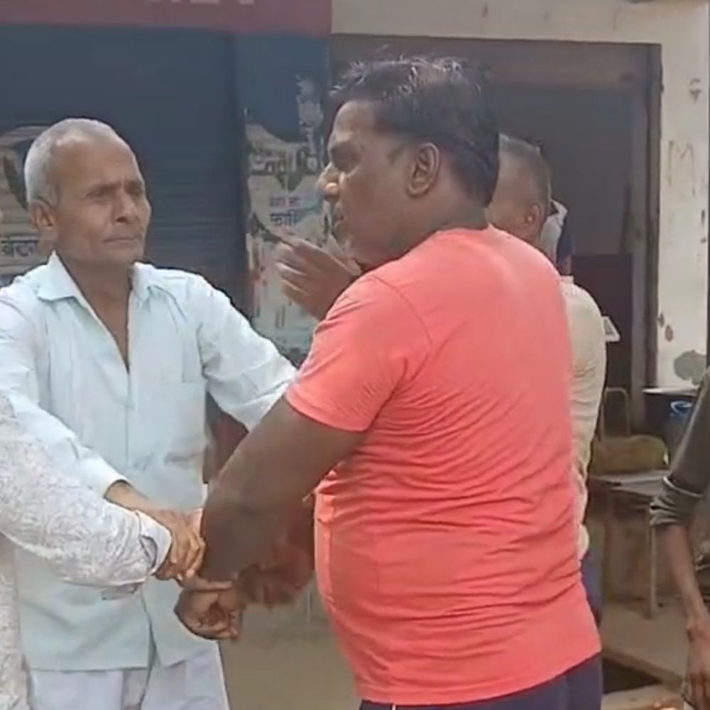 सड़क पर पिता-पुत्र की पिटाई, VIDEO:बुलंदशहर में बाइक टकराने पर हुआ विवाद, युवकों ने लात-घूंसे मारे