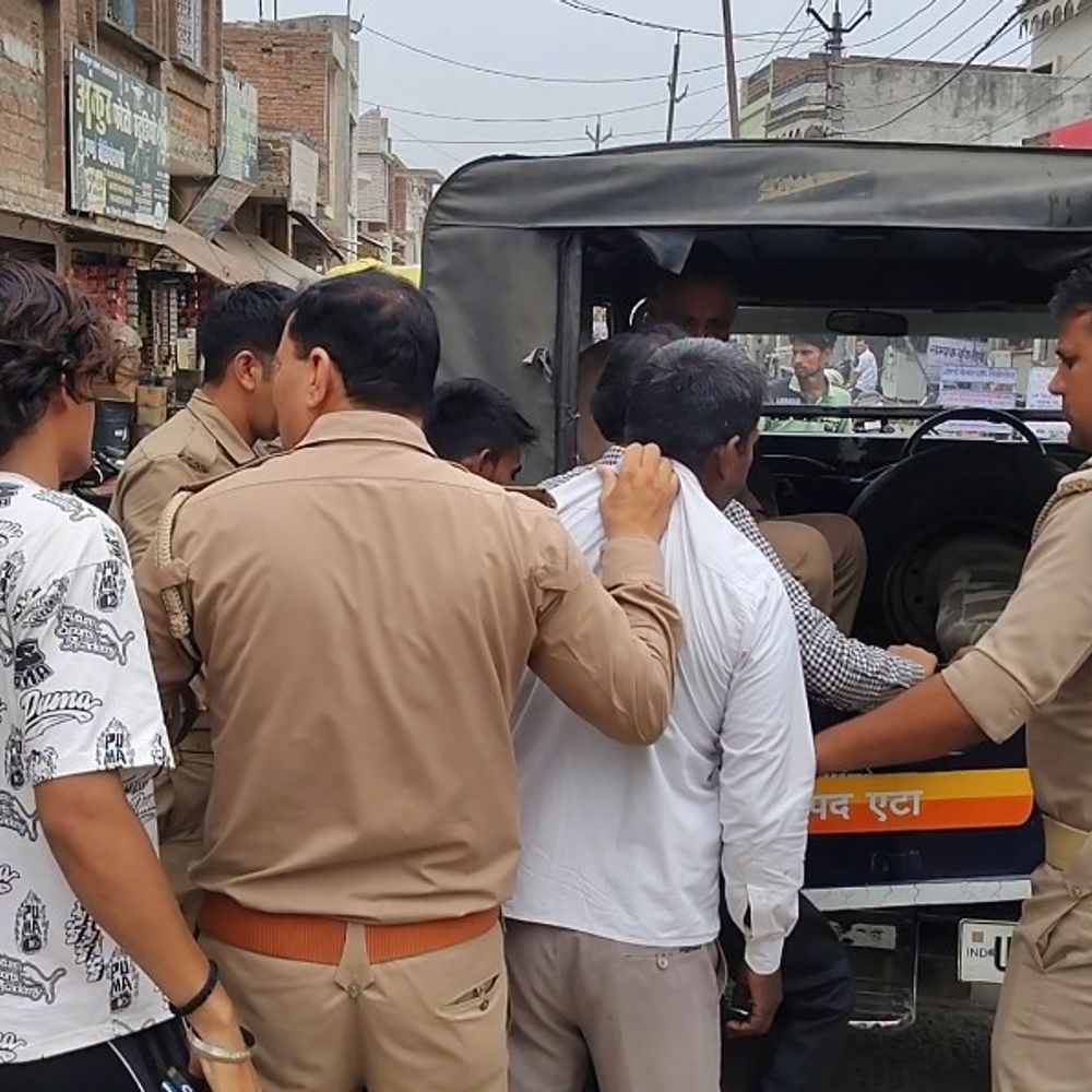एटा में धर्म परिवर्तन का मामला:मकान में चल रही गतिविधि पर पुलिस ने मारी रेड, बाइबल समेत 4 लोग पकड़े