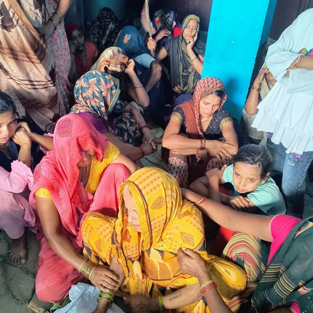 संभल में बारिश के दौरान दीवार गिरी:चारपाई पर बैठे किसान की मलबे में दबकर मौत