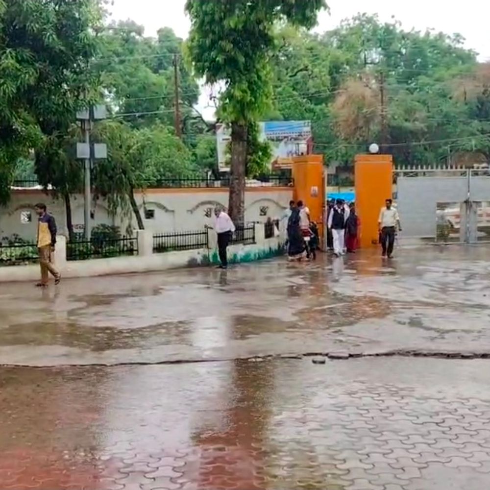 फर्रुखाबाद में बारिश से मौसम हुआ सुहाना:बूंदाबांदी से मिली राहत, किसानों की मक्का की फसल को फायदा