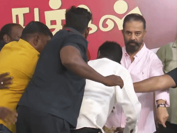 तलवार लेकर मंच पर पहुंचा कमल हासन का फैन:जबरदस्ती तलवार थमाने की कोशिश करने वाले शख्स पर भड़के एक्टर, पुलिस ने संभाला मामला