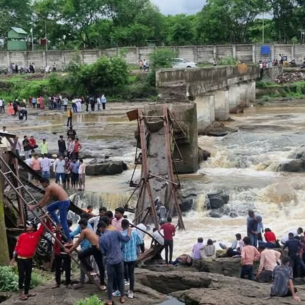 पुणे के कुंडमाला में इंद्रायणी नदी पर पुल ढहा:25-30 पर्यटकों के डूबने की आशंका, 6 की मौत; पुल पर भीड़ ज्यादा होने से हुआ हादसा