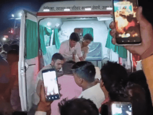 सीतापुर में भूसी लदा ट्रक पलटा, चार की मौत:सड़क किनारे खड़े थे राहगीर, ट्रक की चपेट में आए