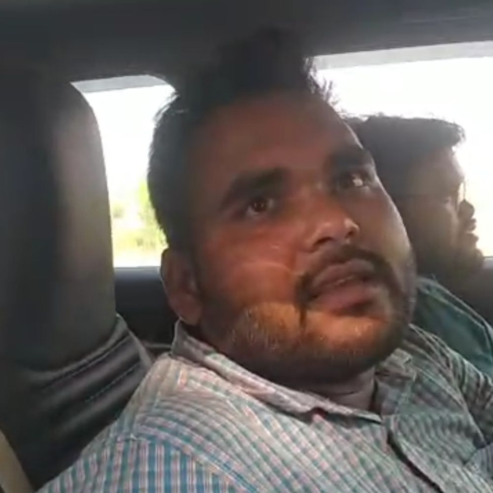 लेखपाल ने ली 2 हजार की रिश्वत:वीडियो सामने आने पर 4 लेखपालों को सीतापुर भेजा, जांच जारी