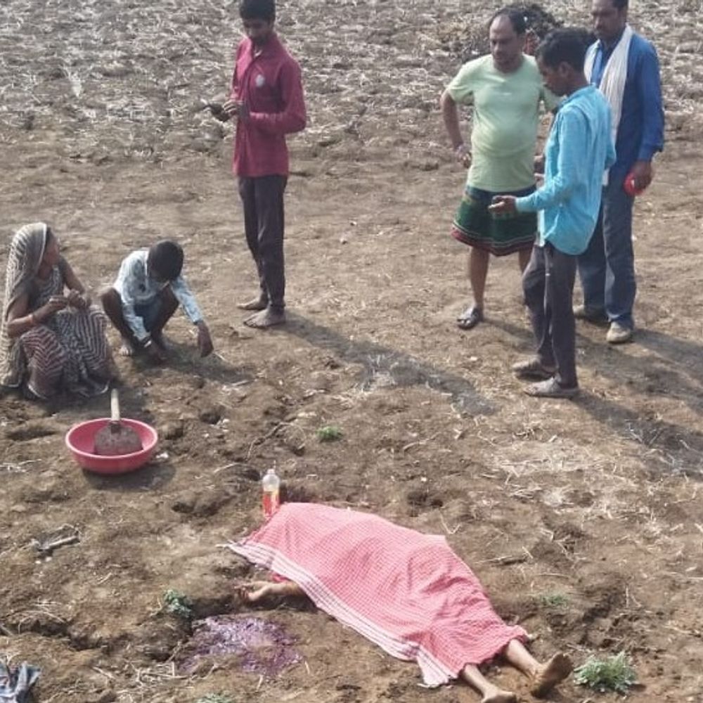 नशे में धुत युवक ने बुजुर्ग महिला को मार डाला:खेत में काम करते समय कुदाली से किया वार; तालाब में नहाते हुए पकड़ाया आरोपी