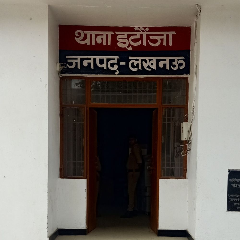 इटौंजा में खड़ी बाइक को कार ने मारी टक्कर:नशे में धुत चालक कार छोड़कर भागा, बाइक सवार घायल