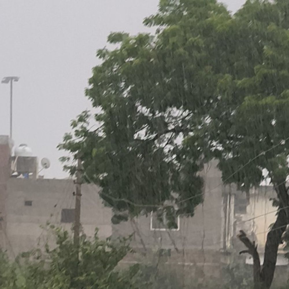 मथुरा में मौसम का बदला मिजाज:44 डिग्री तापमान के बाद तेज हवाओं के साथ बारिश, लोगों को मिली राहत